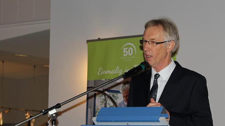 Dr. Rainer Matejka hält einen Vortrag über die Wirkungsweise des Heilwassers aus dem Georgi-Sprudel. Foto: Ulrike Müller