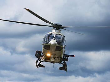 Mit einem Hubschrauber und ein Polizeihunden wird aktuell nach einem 82-J&auml;hrigen gesucht. Symbolfoto: Bayerische Polizei
