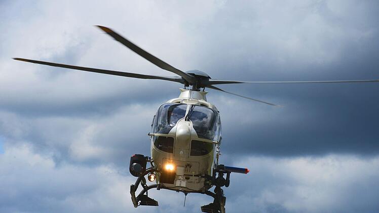 Mit einem Hubschrauber und ein Polizeihunden wird aktuell nach einem 82-Jährigen gesucht. Symbolfoto: Bayerische Polizei