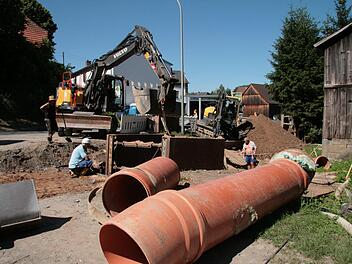 70 Zentimeter Durchmesser haben die Abwasserrohre, die in Schwarzach neu verlegt werden. Die Arbeiten erledigt die  D&Z Bauunternehmung aus Neudrossenfeld, für die Planung zeichnet das Büro IBP verantwortlich. Foto: Jürgen Gärtner