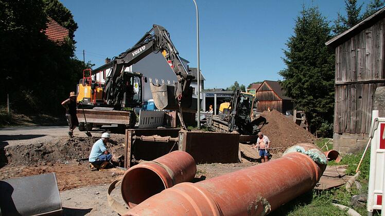 70 Zentimeter Durchmesser haben die Abwasserrohre, die in Schwarzach neu verlegt werden. Die Arbeiten erledigt die  D&Z Bauunternehmung aus Neudrossenfeld, für die Planung zeichnet das Büro IBP verantwortlich. Foto: Jürgen Gärtner