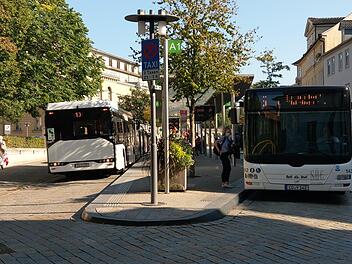 Die zentrale Bushaltestelle Theaterplatz: Die Busse fahren - mit Corona-Hygienekonzept - wie gewohnt, sind aber längst nicht so besetzt wie früher gewohnt, sagt Betriebsleiter Raimund Angermüller. Er hofft, dass die kostenlosen Samstagsfahrten wieder mehr Fahrgästen Lust aufs Busfahren machen - und zwar dauerhaft. Foto: Simone Bastian