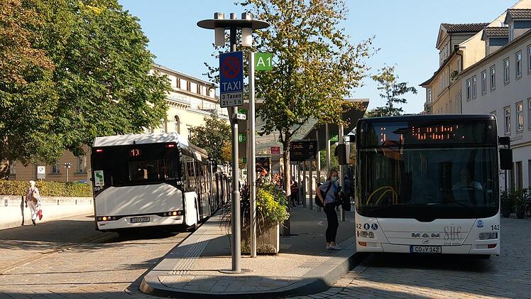 Die zentrale Bushaltestelle Theaterplatz: Die Busse fahren - mit Corona-Hygienekonzept - wie gewohnt, sind aber längst nicht so besetzt wie früher gewohnt, sagt Betriebsleiter Raimund Angermüller. Er hofft, dass die kostenlosen Samstagsfahrten wieder mehr Fahrgästen Lust aufs Busfahren machen - und zwar dauerhaft. Foto: Simone Bastian