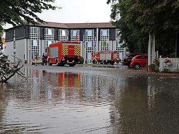 Nach dem Pfingsthochwasser 2017 hatte das Achat-Hotel in der Luitpoldstraße einen Millionenschaden und musste für die Renovierungsarbeiten viele Monate bleiben. Ein Jahr später stand das Hotelgelände erneut unter Wasser (Bild). Solche Probleme soll es künftig nicht mehr geben, wenn das Überflutungsschutzkonzept der Stadt Kulmbach umgesetzt wird. Foto: Archiv/Katrin Geyer