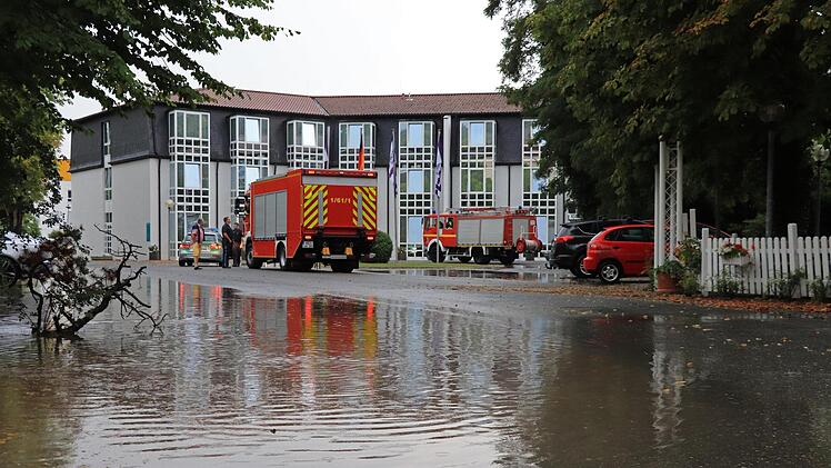 Nach dem Pfingsthochwasser 2017 hatte das Achat-Hotel in der Luitpoldstraße einen Millionenschaden und musste für die Renovierungsarbeiten viele Monate bleiben. Ein Jahr später stand das Hotelgelände erneut unter Wasser (Bild). Solche Probleme soll es künftig nicht mehr geben, wenn das Überflutungsschutzkonzept der Stadt Kulmbach umgesetzt wird. Foto: Archiv/Katrin Geyer