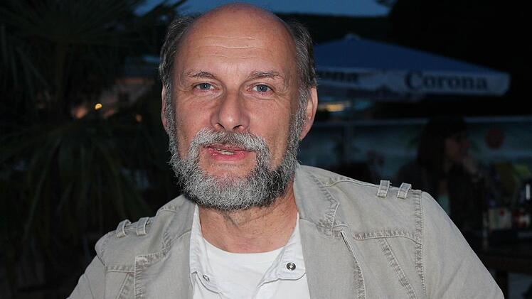 Klaus Müller aus Bad Kissingen: Der Krankenpfleger aus Bad Kissingen ist politisch sehr interessiert. "Ich informiere mich regelmäßig aus den Medien. Wenn ich Zeit habe, gehe ich auch gern ins Internet und recherchiere gezielt, zum Beispiel die einzelnen Direktkandidaten. Das Rede-Duell schaue ich mir aber einfach nur so an." Davon verspricht er sich nicht viel. "Die im Fernsehen werden sich nur streicheln. Allein können sie nicht, deshalb werden sie sich nicht vorher verprellen."