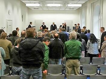 Der Gerichtssaal war am Tag der Urteilsverkündung außergewöhnlich voll. Aus Ungarn waren zahlreiche Angehörige angereist. Foto: Anna Lienhardt