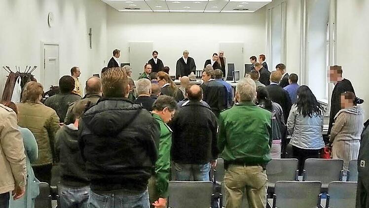 Der Gerichtssaal war am Tag der Urteilsverkündung außergewöhnlich voll. Aus Ungarn waren zahlreiche Angehörige angereist. Foto: Anna Lienhardt