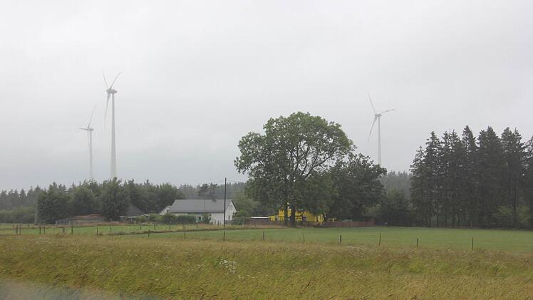 Die Münchberger Windräder sind nicht weit von der Wohnbebauung entfernt.  Foto: Friedwald Schedel