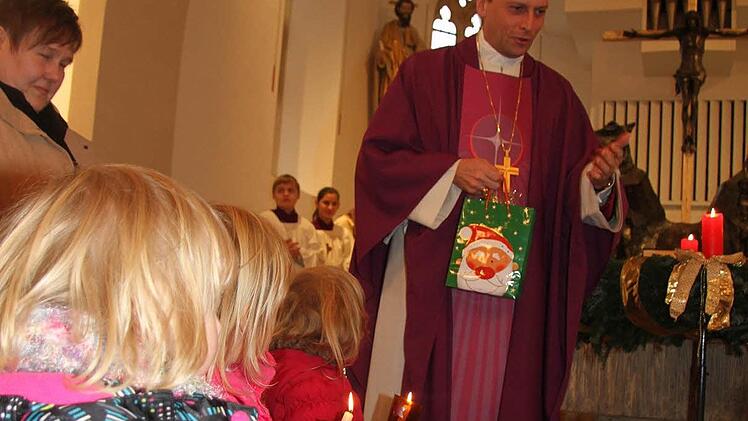 Weihbischof Herwig Gössl bekam eine Nikolaustüte von den Kindern. Foto: Sonja Adam