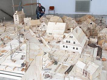 Ein Modell des Dorfes Zahlbach Ende der 40er Jahre, das aus Holzkisten entstanden ist, zeigt Karl Voll im Schaufenster des ehemaligen Eisenwarengeschäfts in der Forstmeisterstraße 29. Foto: Carmen Schmitt