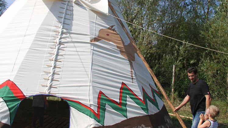 Ein ganzes Wochenende waren die Zehntklässler der Waldorfschule damit beschäftigt, ein Indianer-Tipi zu bauen. Adrian Göldner und Tizian zeigen, wie die Rauchklappen funktionieren. Foto: Sonja Adam