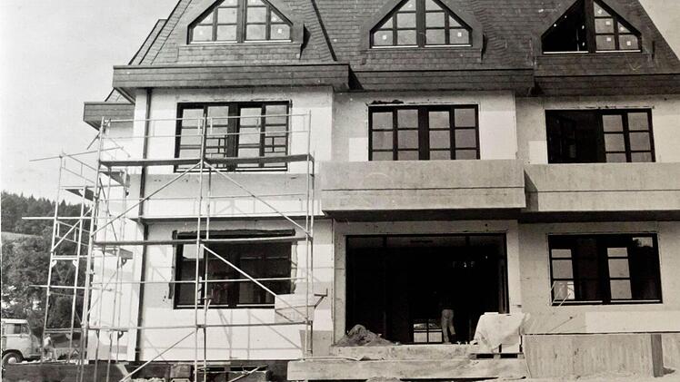 So sah das Ahorner Rathaus während der Bauzeit im Frühjahr 1977 aus. Offiziell eingeweiht wurde es im Oktober 1977.Foto: Archiv