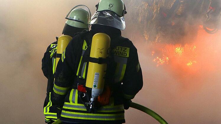Feuerwehrmänner beim Löschen. Im Baunacher Fall hat einer der Täter selbst die Feuerwehr gerufen. Das Gartenhäuschen war aber nicht mehr zu retten. Symbolbild: NEWS5/Herse