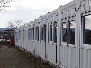 Die Sanierungsarbeiten am Schulzentrum (im Hintergrund) erforderten den Einsatz von Klassenzimmer-Containern. Die sollen bald verschwinden. Foto: Marco Meißner
