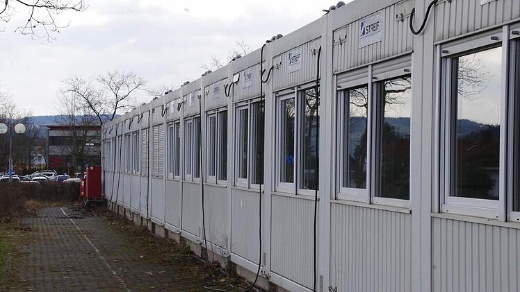 Die Sanierungsarbeiten am Schulzentrum (im Hintergrund) erforderten den Einsatz von Klassenzimmer-Containern. Die sollen bald verschwinden. Foto: Marco Meißner
