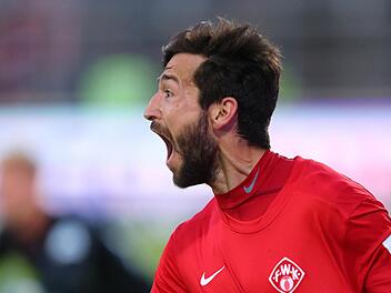 Daniel Nagy von Kickers jubelt nach seinem Treffer zum 2:0 Endstand. Foto: Karl-Josef Hildenbrand/dpa