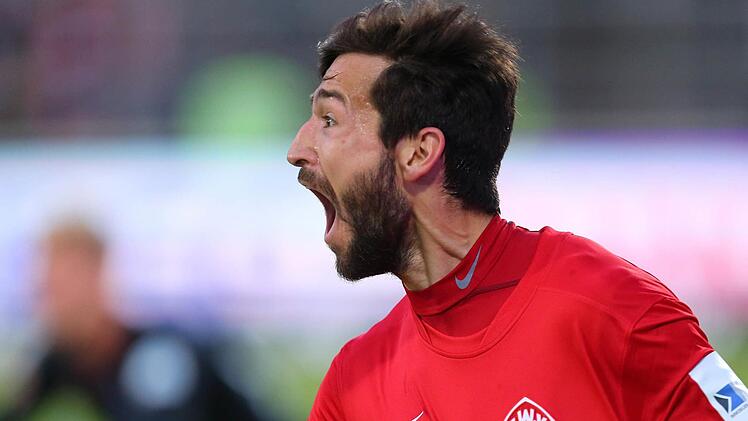 Daniel Nagy von Kickers jubelt nach seinem Treffer zum 2:0 Endstand. Foto: Karl-Josef Hildenbrand/dpa