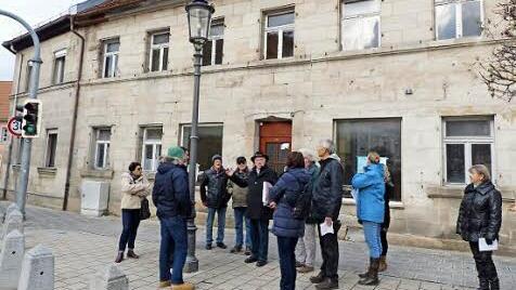 Im früheren Café Schorr wohnte der Hofbankier der Markgrafen von Bayreuth, Samson Salomon. Das erklärt Horst Gemeinhardt beim Gedenkgang in Baiersdorf. Foto: Pauline Lindner