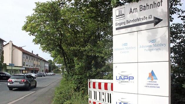 Bei Bürgermeister Christian Mrosek und Lapp-Betriebsratsvorsitzendem Thomas Wagner besteht die Hoffnung, dass zumindest einige von der Betriebsverlagerung bedrohte Lapp-Facharbeiter bei der benachbarten Firma Johnson Matthey unterkommen. Foto: Matthias Einwag