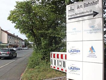 Bei Bürgermeister Christian Mrosek und Lapp-Betriebsratsvorsitzendem Thomas Wagner besteht die Hoffnung, dass zumindest einige von der Betriebsverlagerung bedrohte Lapp-Facharbeiter bei der benachbarten Firma Johnson Matthey unterkommen. Foto: Matthias Einwag