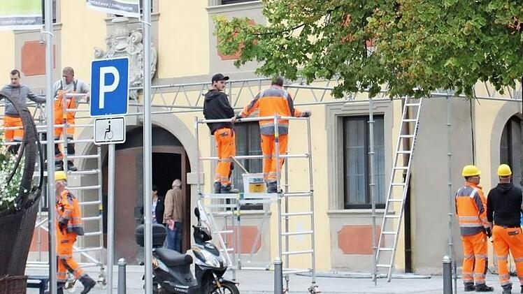 Rund um das Rathaus sind die Aufbauarbeiten im Gange; die Überdachung wird angebracht. Foto: Popp