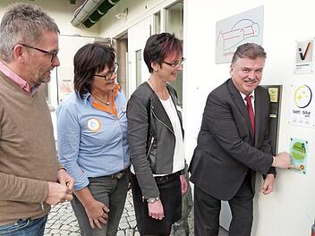 Landrat Klaus Peter Söllner bringt eigenhändig die erneute Zertifizierung zum "Qualitätsgastgeber Wanderbares Deutschland" am Eingang zur Jugendherberge an. Weiter nach links Bettina Schütz, Hildegard Eichmann und Jürgen Ziegler. Foto: Werner Reißaus