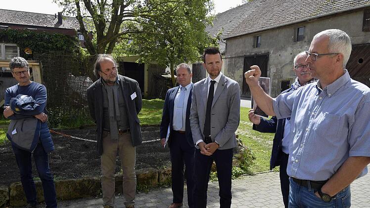 Thomas Gieger erläuterte die Stollen unter dem Ökonomiehof in Klosterlangheim.Andreas Welz