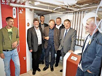 "Power to heat" - darunter versteht man pfiffige Lösungen für die Umsetzung elektrischer Energie in Wärme. Hauseigentümer Michael Fuchs (links) erläuterte das Zusammenspiel von Photovoltaik, Wärmepumpe und Kachelofen. Es ist eine intelligente Heiztechnik zum Anfassen. Weiter nach rechts: Hans Mohnkorn, Klimaschutzberater Jürgen Ramming, Dieter Zisowsky. Per-Olaf Himburg von Glen Dimplex, Landrat Klaus Peter Söllner und Markus Ruschdeschel von der Energieagentur Oberfranken.  Foto: Werner Reißaus