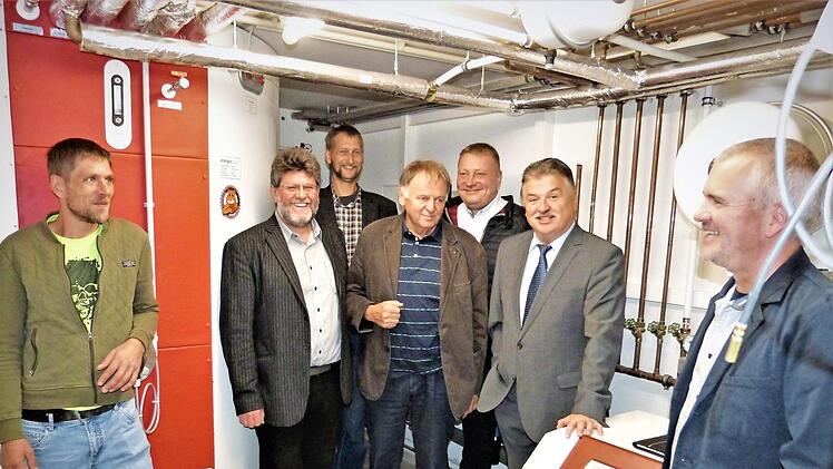 "Power to heat" - darunter versteht man pfiffige Lösungen für die Umsetzung elektrischer Energie in Wärme. Hauseigentümer Michael Fuchs (links) erläuterte das Zusammenspiel von Photovoltaik, Wärmepumpe und Kachelofen. Es ist eine intelligente Heiztechnik zum Anfassen. Weiter nach rechts: Hans Mohnkorn, Klimaschutzberater Jürgen Ramming, Dieter Zisowsky. Per-Olaf Himburg von Glen Dimplex, Landrat Klaus Peter Söllner und Markus Ruschdeschel von der Energieagentur Oberfranken.  Foto: Werner Reißaus