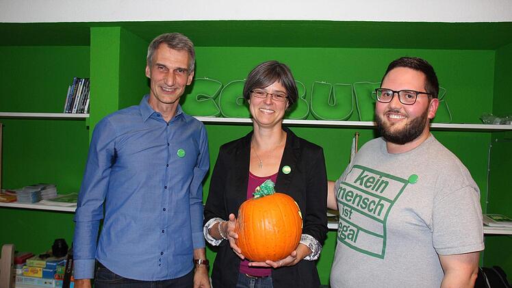 Ina Sinterhauf ist OB-Kandidatin der Coburger Grünen und führt bei der Kommunalwahl im März 2020 auch die Stadtratsliste ihrer Partei an - mit im Bild die Vorstandssprecher Michael Dorant (links) und Kevin Klüglein, die auf den Listenplätzen 4 und 6 stehen.Oliver Schmidt