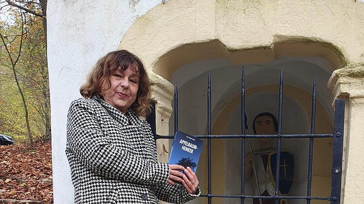 Ilse-Maria Dries vor dem Moritz-Brunnen bei Leutenbach, der im Krimi eine Rolle spielt.  Foto: Carmen Schwind