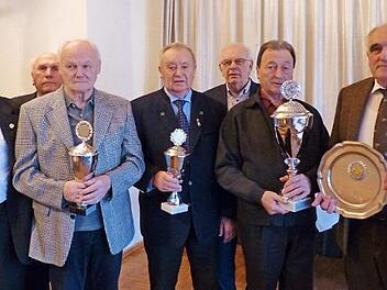 Hans Siebenhaar, Georg Wahl, Herbert Hack, Edgar Büttner, Helmut Saam und Hans Peter Seubert (v. l.) bei der Ehrung  Foto: Pauline Lindner