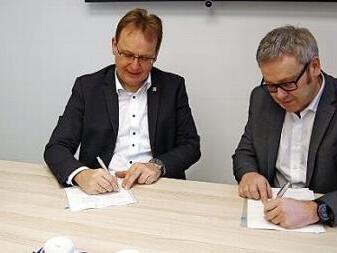 Bürgermeister Bernd Rebhan (links) und Thüga SmartService-Geschäftsführer Peter Hornfischer unterzeichneten am Donnerstag den Breitband-Ausbauvertrag für die bislang unterversorgten Gebiete in der Viehgasse und in Teilen der Frankenstraße. Foto: Heike Schülein