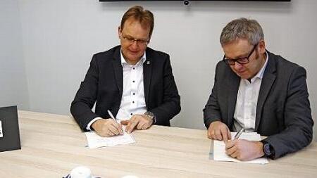 Bürgermeister Bernd Rebhan (links) und Thüga SmartService-Geschäftsführer Peter Hornfischer unterzeichneten am Donnerstag den Breitband-Ausbauvertrag für die bislang unterversorgten Gebiete in der Viehgasse und in Teilen der Frankenstraße. Foto: Heike Schülein