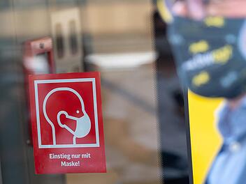 Ein 18-jähriger Fahrgast wurde in Bamberg von einem Busfahrer darauf hingewiesen, seinen Mundnasenschutz richtig zu tragen, daraufhin rastete der junge Mann völlig aus.