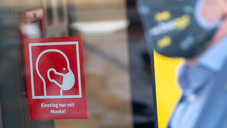 Ein 18-jähriger Fahrgast wurde in Bamberg von einem Busfahrer darauf hingewiesen, seinen Mundnasenschutz richtig zu tragen, daraufhin rastete der junge Mann völlig aus.