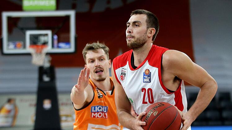 Der Ex-Bamberger und Ulmer Topscorer Andreas Obst (links) kann Chase Fieler nicht mehr stoppen. Der Bamberger erzielt hier zwei seiner 13 Punkte. Foto: Harry Langer