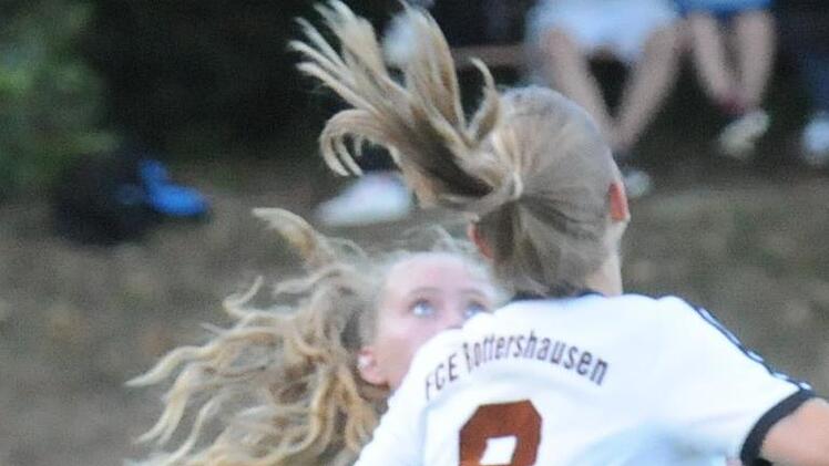 Fliegende Haare: Gesehen im Frauenfußballspiel zwischen dem FC Rottershausen und der SG Schönderling. Foto: ssp