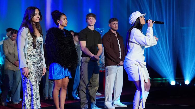 Hohe Erwartung, tiefe Abst&uuml;rze: Aus der Gruppe "Herzensmensch" kamen Neomi Stefaniak (Zweite von links) und Tyrell Hagedorn (Mitte) weiter. Alle anderen schieden aus.