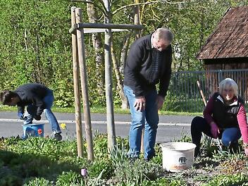 Eine Gruppe der Aktion &bdquo;Wir bringen unser Dorf auf Vordermann&ldquo; bearbeite die Gr&uuml;nfl&auml;che am Verkehrsdreieck.