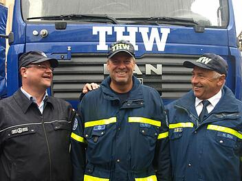 Nach seiner Rückkehr nehmen Ortsbeauftragter Helmut Rink (rechts) und sein Stellvertreter Andreas Kiesel (links) Michael Gessner (Mitte), der sechs Wochen in einem Flüchtlingscamp in Jordanien half die Infrastruktur zu verbessern, froh in die Arme. Foto: Stefan Geiger