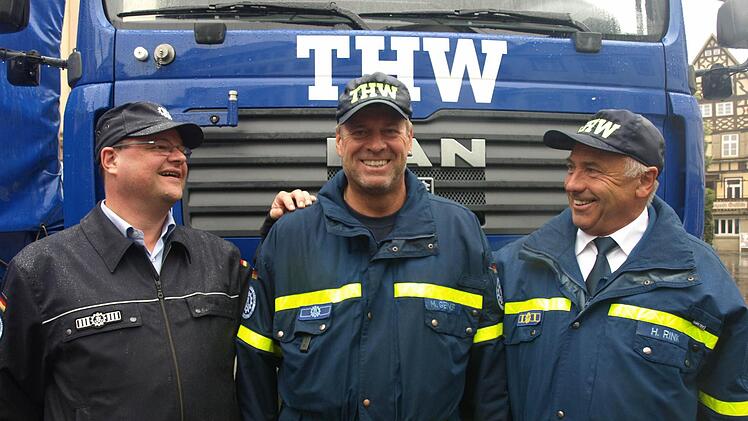 Nach seiner Rückkehr nehmen Ortsbeauftragter Helmut Rink (rechts) und sein Stellvertreter Andreas Kiesel (links) Michael Gessner (Mitte), der sechs Wochen in einem Flüchtlingscamp in Jordanien half die Infrastruktur zu verbessern, froh in die Arme. Foto: Stefan Geiger