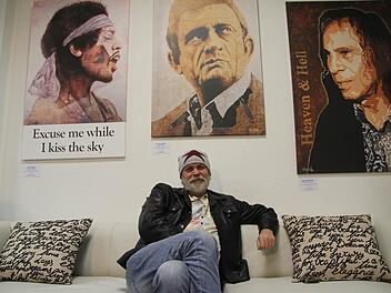 Andreas Ole Ohlendorff vor dreien seiner Bilder. Foto: Sonja Adam