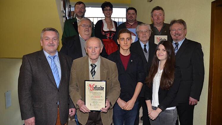 Die Ehrungen: Vorne (von links): Wolfgang Müller (Kreisvorsitzender NBMB), Helmut Schirmer, David Fehn, Sophia Biedermann; (zweite Reihe, von links): Werner Pörner (Ehrenmitglied und Bezirksvorsitzender NBMB), Josef Wich, Bürgermeister Hans Pietz; (hintere Reihe), Zweiter Vorsitzender Roland Neubauer, Vorsitzende Tanja Böhm, Alexander Pörner und Norbert Lang.  Fotos: K.-H. Hofmann