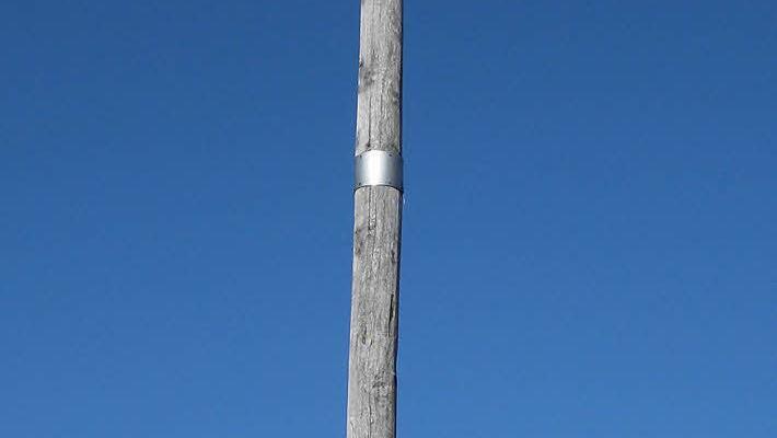 Das Cruz de Ferro ist mit 1498 Meter über dem Meeresspiegel der höchste Punkt des Jakobsweges Camino Francés. Nur der Somport-Pass auf dem aragonesischen Weg ist höher. Das Kreuz steht in einem Steinhaufen, der vonden Pilgern stetig vergrößert wird, weil es Brauch ist, am Curz de Ferro einen Stein abzulegen. Viele Pilger nutzen das Kreuz, um persönliche Dinge, Votivgaben oder Briefe am Baumstamm anzubringen.