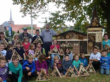 Stolz waren die Kinder auf die neuen Insektendomizile. Foto: Gartenbauverein