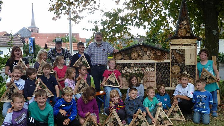 Stolz waren die Kinder auf die neuen Insektendomizile. Foto: Gartenbauverein
