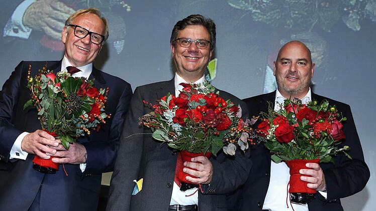 Kurz vor Mitternacht stand fest, dass die Club-Mitglieder Dr. Thomas Grethlein, Mathias Zeck und Stefan Müller (v. l.) für drei Jahre in den Aufsichtsrat gewählt haben. Foto: David Ebener/dpa