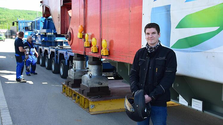 Martin Schneider aus Bamberg verfolgte den Transport als Zuschauer. Foto: Ronald Rinklef